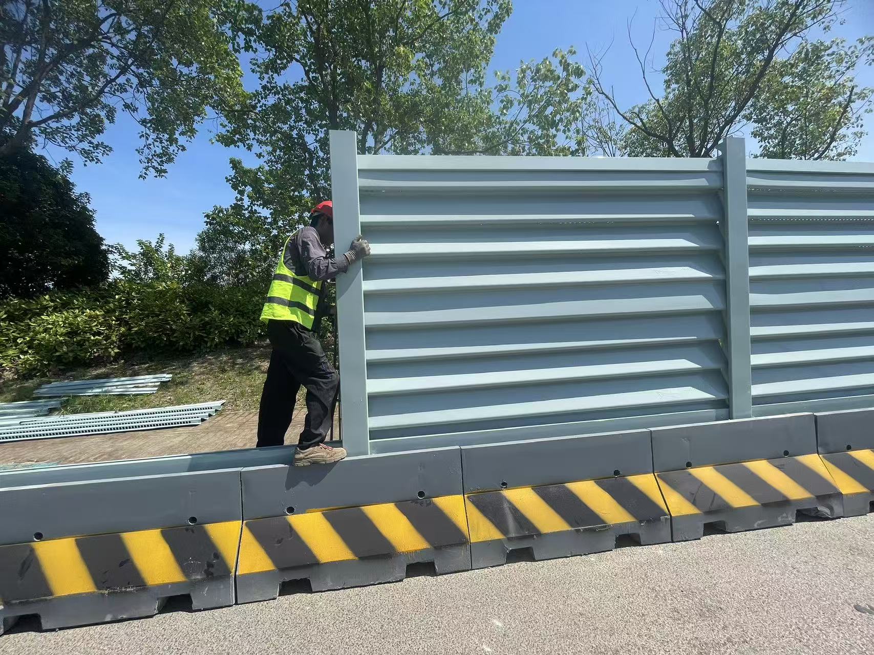 横挂百叶围挡图片4